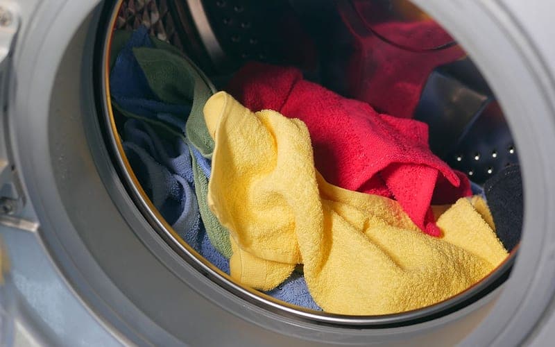 Quần áo không sạch, máy có mùi hôi
