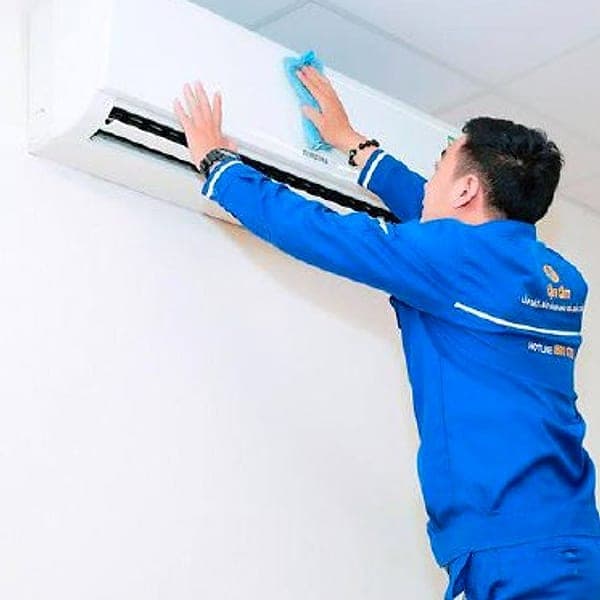 Máy lạnh có mùi hôi, yếu gió