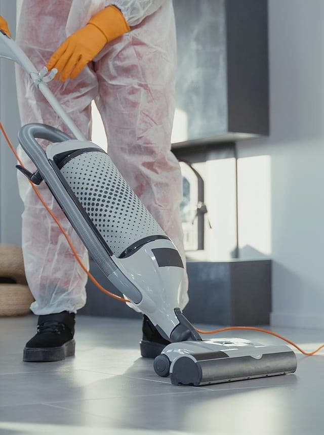 Kỹ thuật viên che chắn khu vực làm việc trước khi bảo dưỡng máy