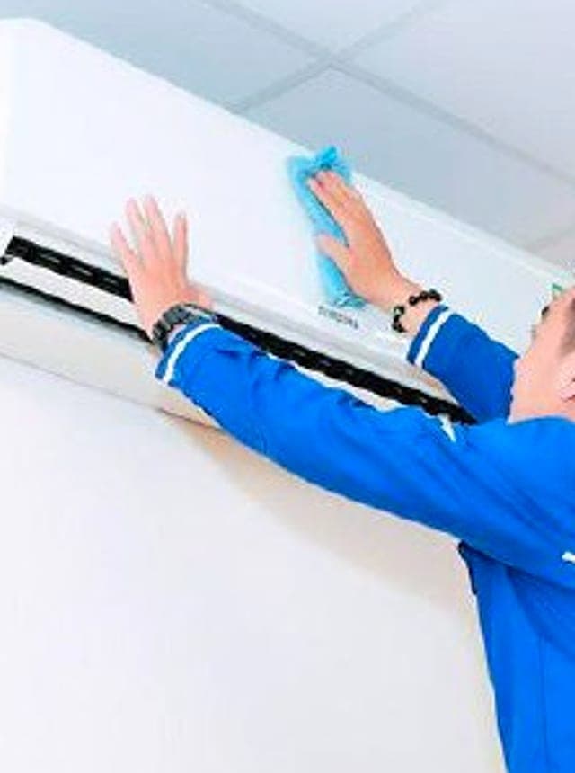 Kỹ thuật viên vệ sinh dàn lạnh máy lạnh treo tường tại nhà khách