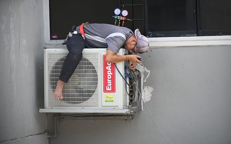 Dàn nóng bám bụi, chạy ồn hơn trước