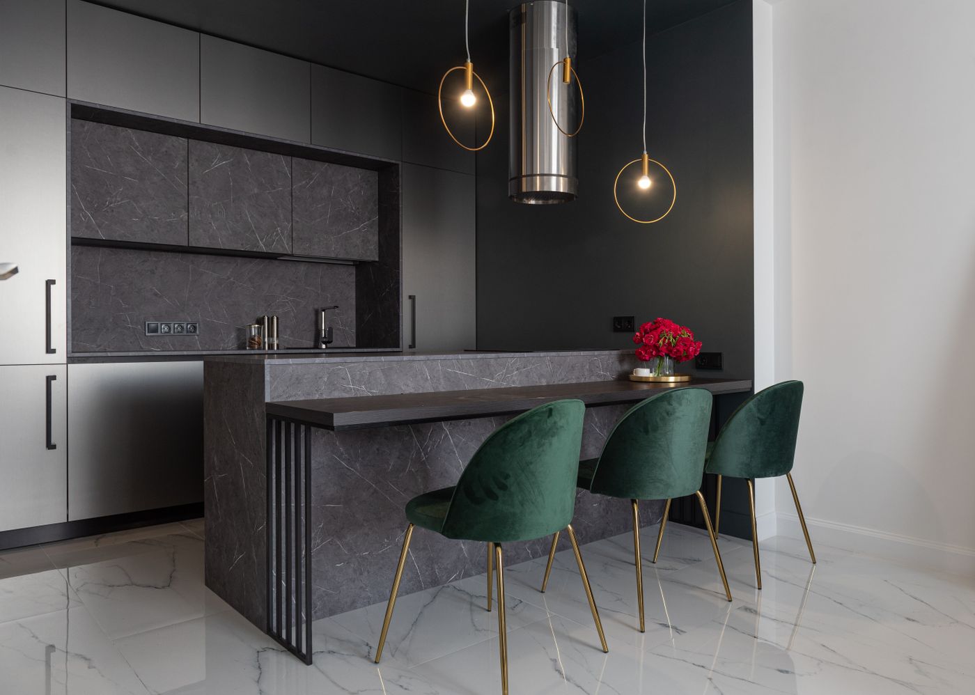 Gian bếp hiện đại với bếp từ âm bàn đá